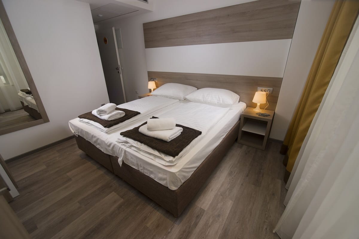 In-room safe, WiFi (free), bed sheets