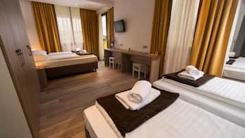 Habitación cuádruple clásica, balcón | Caja fuerte, wifi gratis, ropa de cama