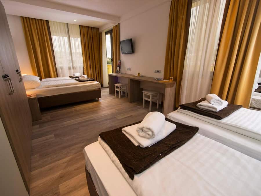 Habitación cuádruple clásica, balcón | Caja de seguridad en la habitación, wifi gratis y ropa de cama
