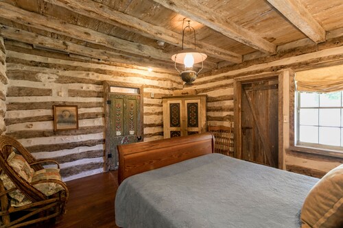 Austin Street Retreat- Maria's