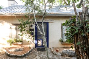 Exterior - Austin Street Retreat - Annie's (Fredericksburg)