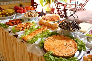 Free daily buffet breakfast