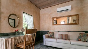 Combined shower/bathtub, jetted bath, free toiletries, towels - Austin Street Retreat - El Jefe's (Fredericksburg)
