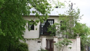 Exterior - Austin Street Retreat - El Jefe's (Fredericksburg)