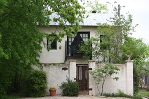 Exterior - Austin Street Retreat - El Jefe's (Fredericksburg)