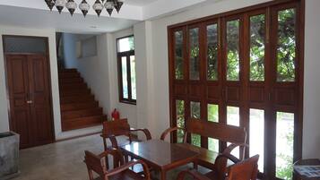 Coin salon dans le hall