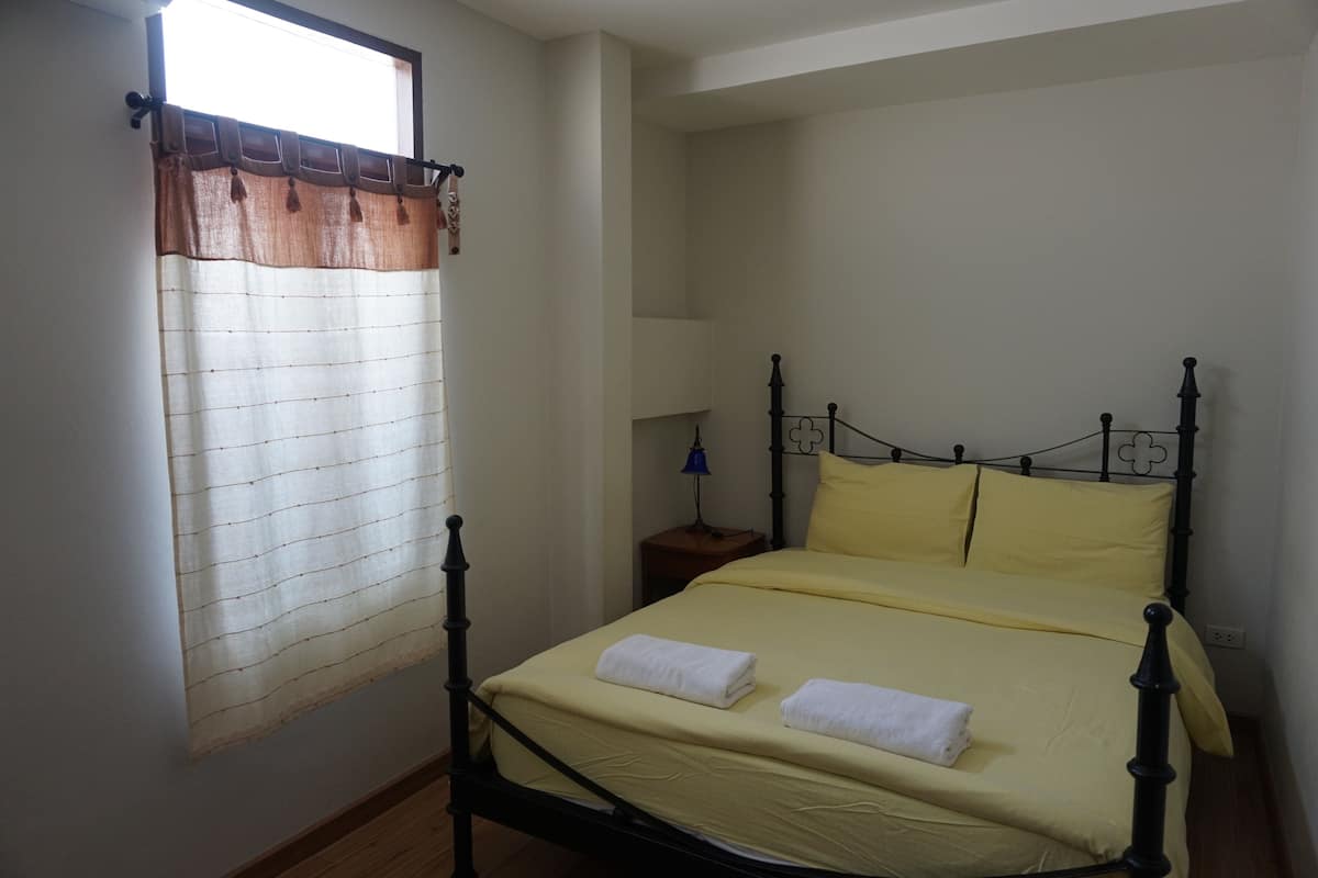Quarto casal standard | Escrivaninha, camas extras/dobráveis (sobretaxa), Wi-Fi de cortesia