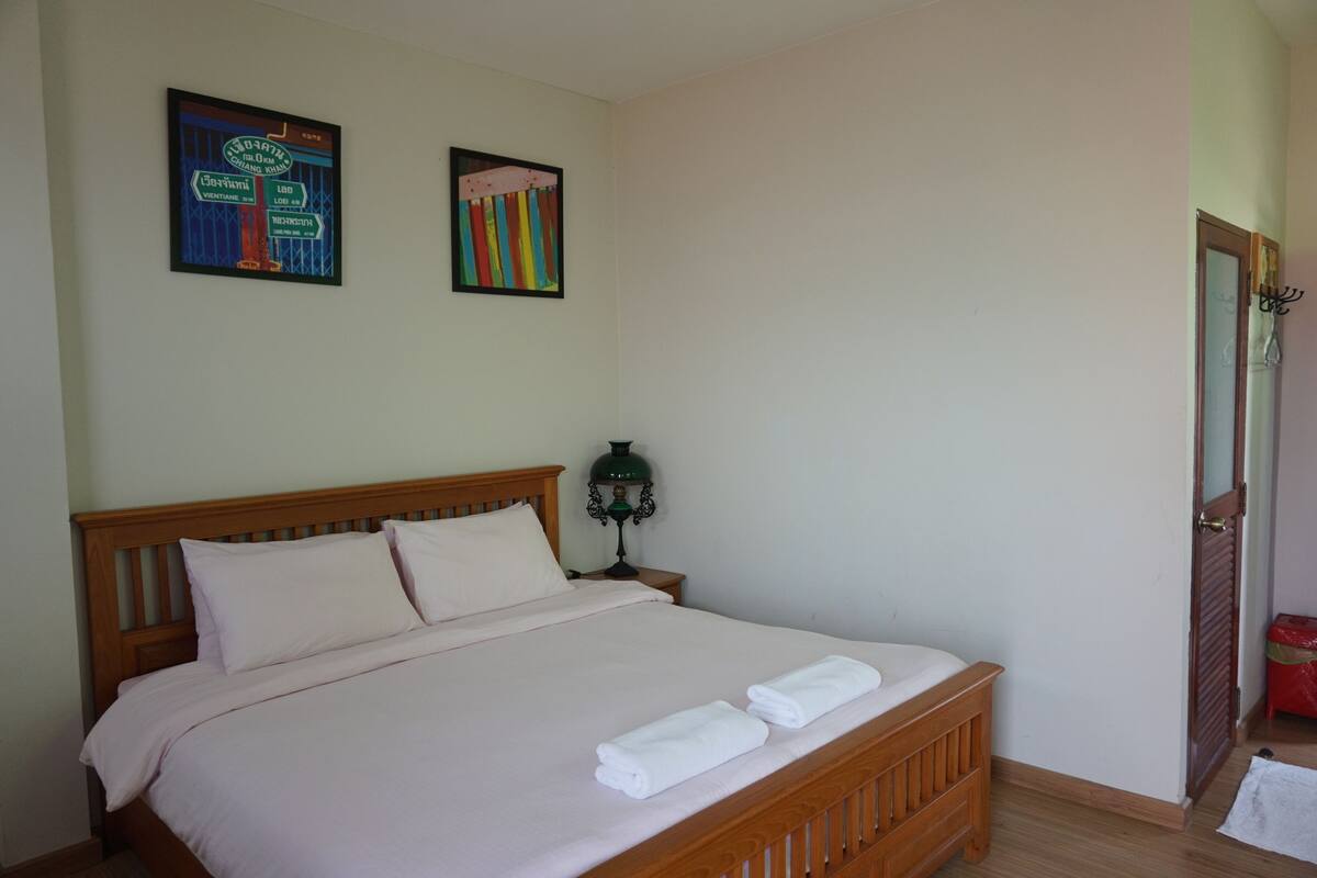 Suite with Balcony | Escrivaninha, camas extras/dobráveis (sobretaxa), Wi-Fi de cortesia