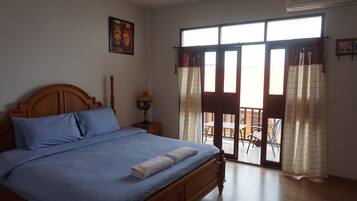 Suite with Balcony | Bureau, lits pliants/supplémentaires, Wi-Fi gratuit