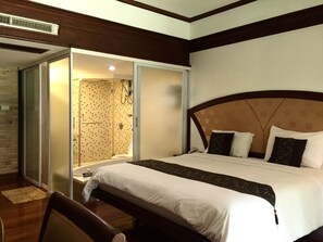 VIP Garden Room | Baño | Ducha, artículos de higiene personal gratuitos y toallas