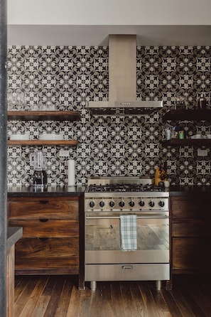 Loft superluxo, 2 quartos, vista para a cidade (Vagabond) | Cozinha privada | Geladeira, fogão, cooktop, lava-louças