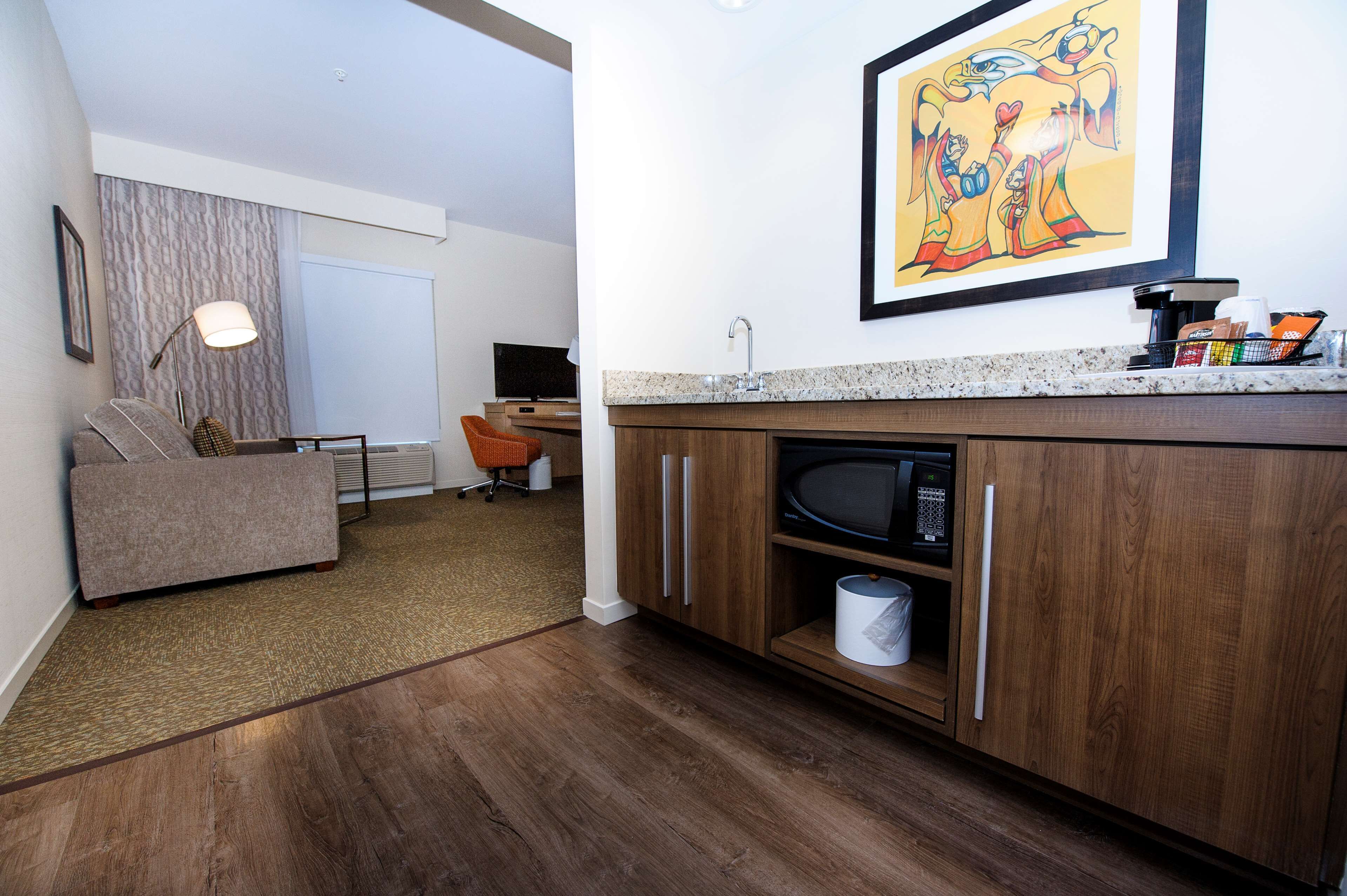 studio, 1 king bed, non smoking, refrigerator & microwave | in-room safe, free wifi, bed sheets