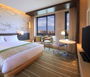 ميني بار وخزنة داخل الغرفة وستائر تعتيم وتجهيزات عازلة للصوت