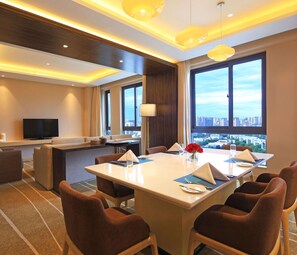 Minibar, in-room safe, blackout curtains, soundproofing - Hilton Garden Inn Xi'an High-Tech Zone (Xi'an)