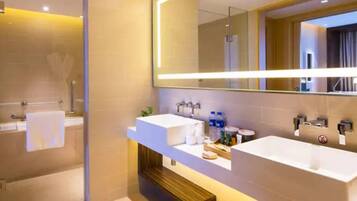 Combined shower/tub, rainfall showerhead, slippers, towels