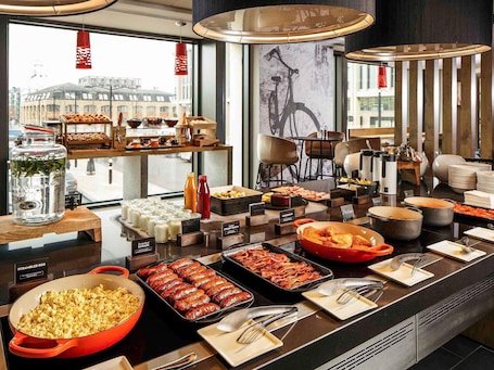 Daily to-go breakfast for a fee. ibis Cambridge Central Station