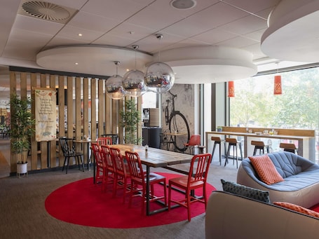 ๋งค์ผ ํ
์ดํฌ์์ ์์นจ ์์ฌ(1์ธ๋น GBP 13.5)