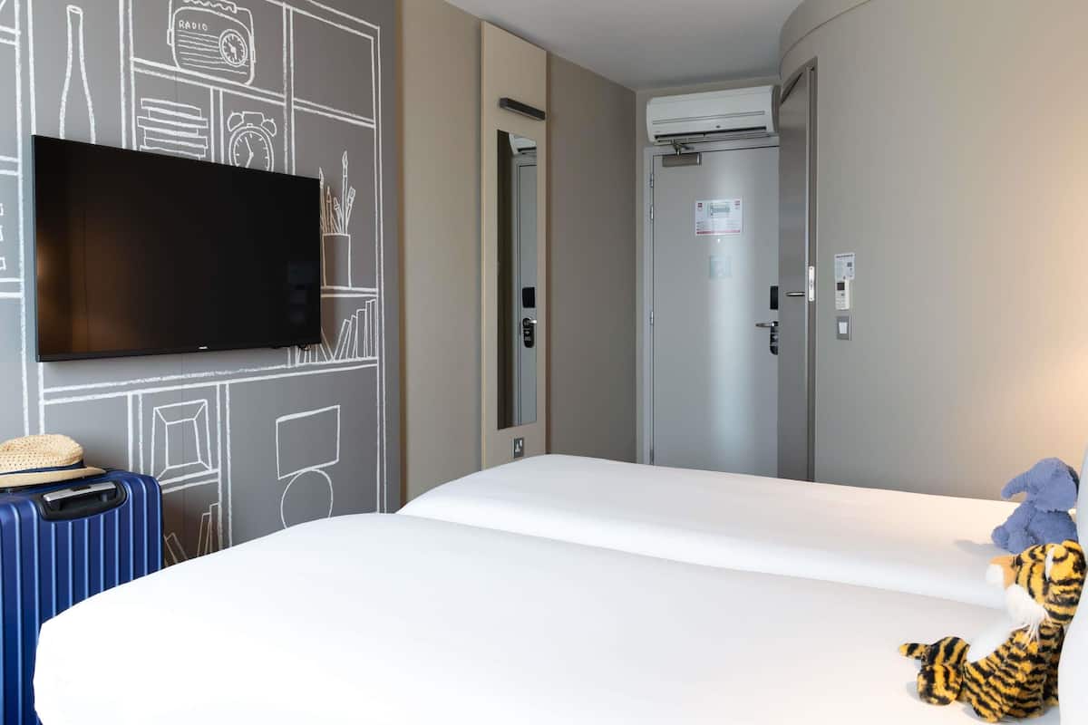 Tomannsrom, 2 enkeltsenger (Sweet Room) | Allergitestet sengetøy, skrivebord, blendingsgardiner og lydisolert