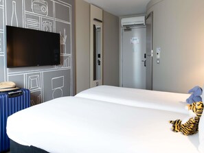 Tomannsrom, 2 enkeltsenger (Sweet Room) | Allergitestet sengetøy, skrivebord, blendingsgardiner og lydisolert