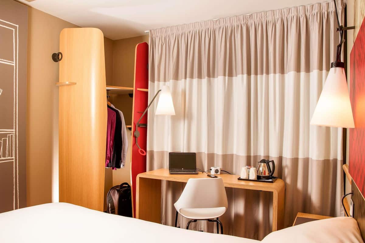 Zimmer, 2 Einzelbetten, barrierefrei | Allergikerbettwaren, Schreibtisch, Verdunkelungsvorhänge