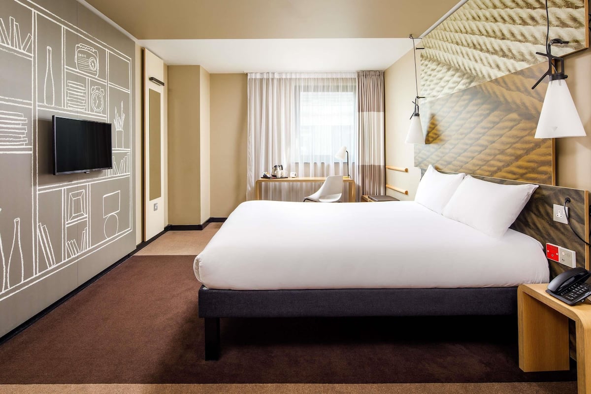 Habitación, 2 camas individuales, accesible para personas con discapacidad | Ropa de cama hipoalergénica, escritorio, cortinas opacas