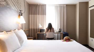 Rom, 1 dobbeltseng (SweetRroom by Ibis) | Allergitestet sengetøy, skrivebord, blendingsgardiner og lydisolert