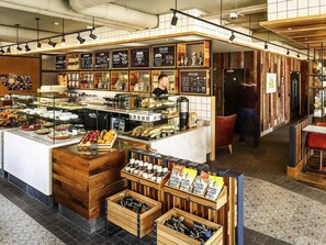 Eine Theke einer Bäckerei mit verschiedenen Backwaren und Kaffeeangeboten.