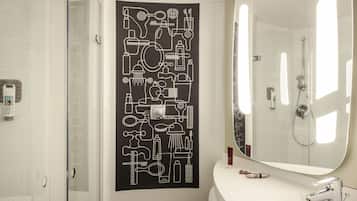 Ducha, artículos de higiene personal ecológicos y secador de pelo