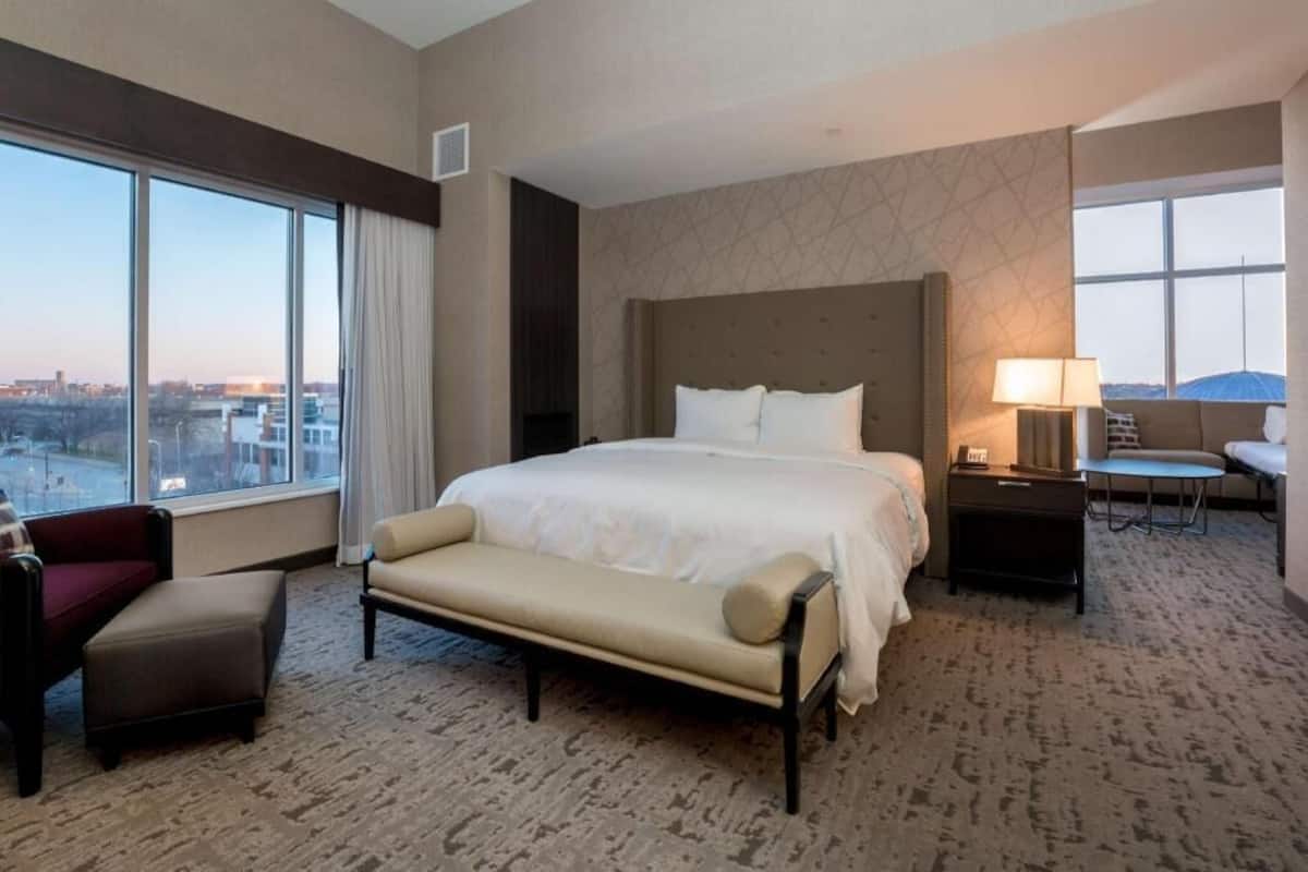 Premium bedding, in-room safe, desk, blackout drapes