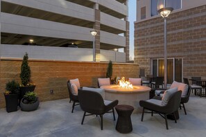 Terrace/patio - DoubleTree by Hilton Evansville (Evansville)