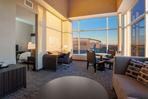 高級寢具、房內夾萬、書桌、遮光窗簾/窗簾