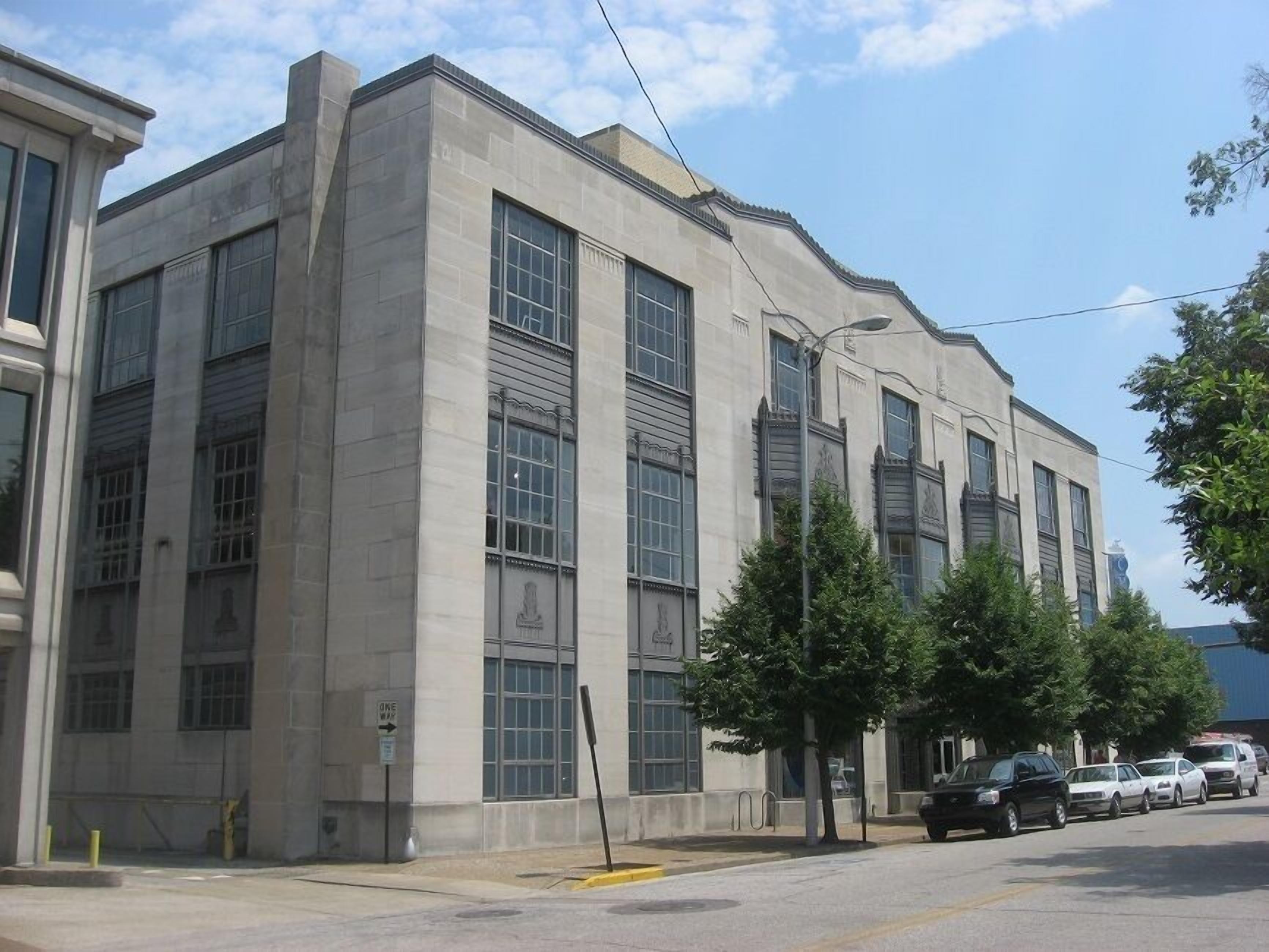 Un edificio grande e histórico con numerosas ventanas y una entrada destacada.