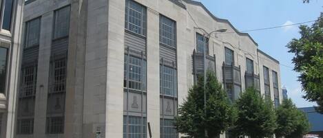 Un edificio grande e histórico con numerosas ventanas y una entrada destacada.