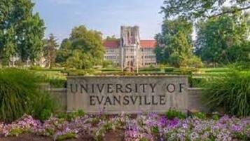 Placa indicando a Universidade de Evansville, com um edifício ao fundo.