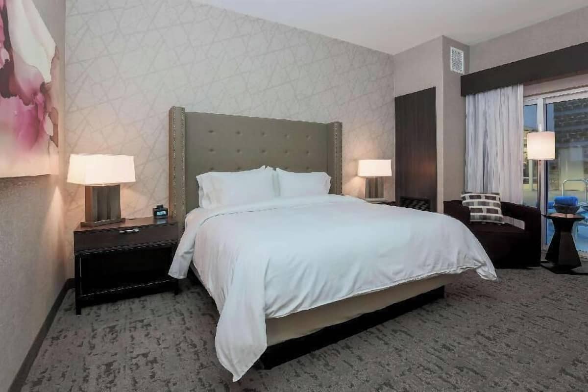 Premium bedding, in-room safe, desk, blackout drapes