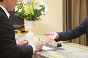 منصة إجراءات تسجيل الوصول/المغادرة