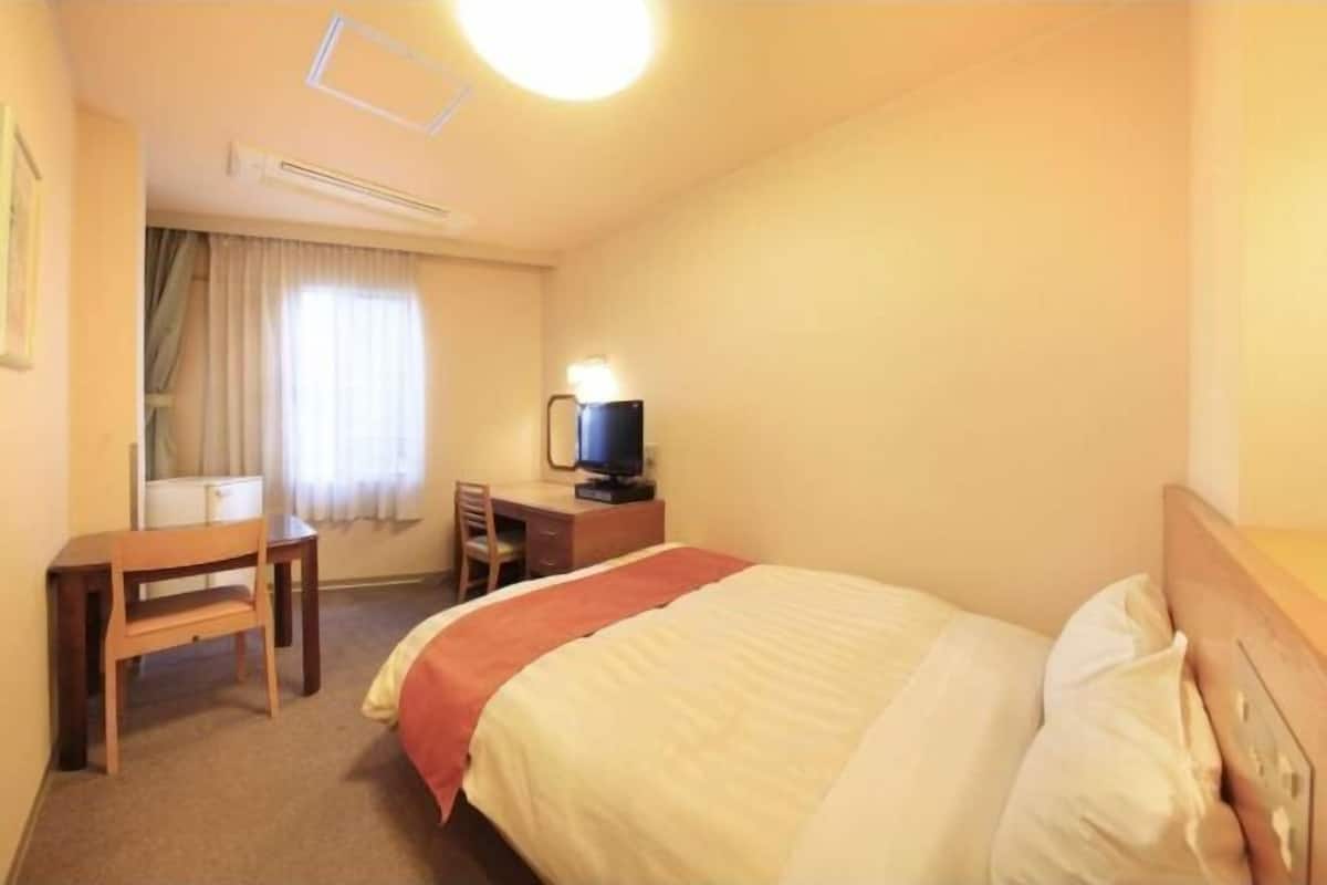 Desk, blackout curtains, free WiFi