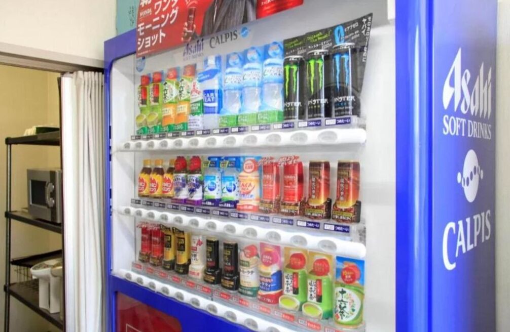 Una máquina expendedora con diferentes bebidas y aperitivos.