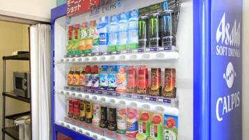 Una máquina expendedora con diferentes bebidas y aperitivos.