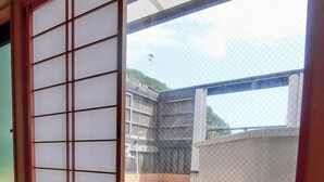 A room with a view of a garden through a window with a grid pattern. - Minshuku Inn Shirahama Ekinoyado (Shirahama)