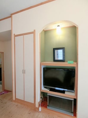 Kamar Twin (with Open Air Bath, 201) | Meja kerja dan Wi-Fi gratis