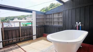 Habitación con 2 camas individuales (with Open Air Bath, 201) | Escritorio y wifi gratis