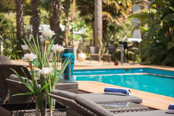 Utendørsbasseng og solsenger