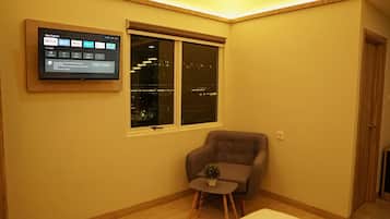 Escritorio, tabla de planchar con plancha y wifi gratis