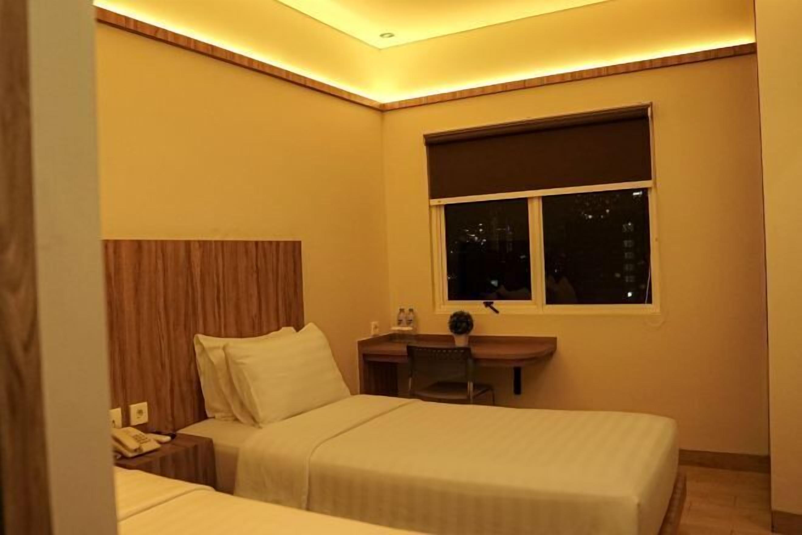 Escritorio, tabla de planchar con plancha, wifi gratis