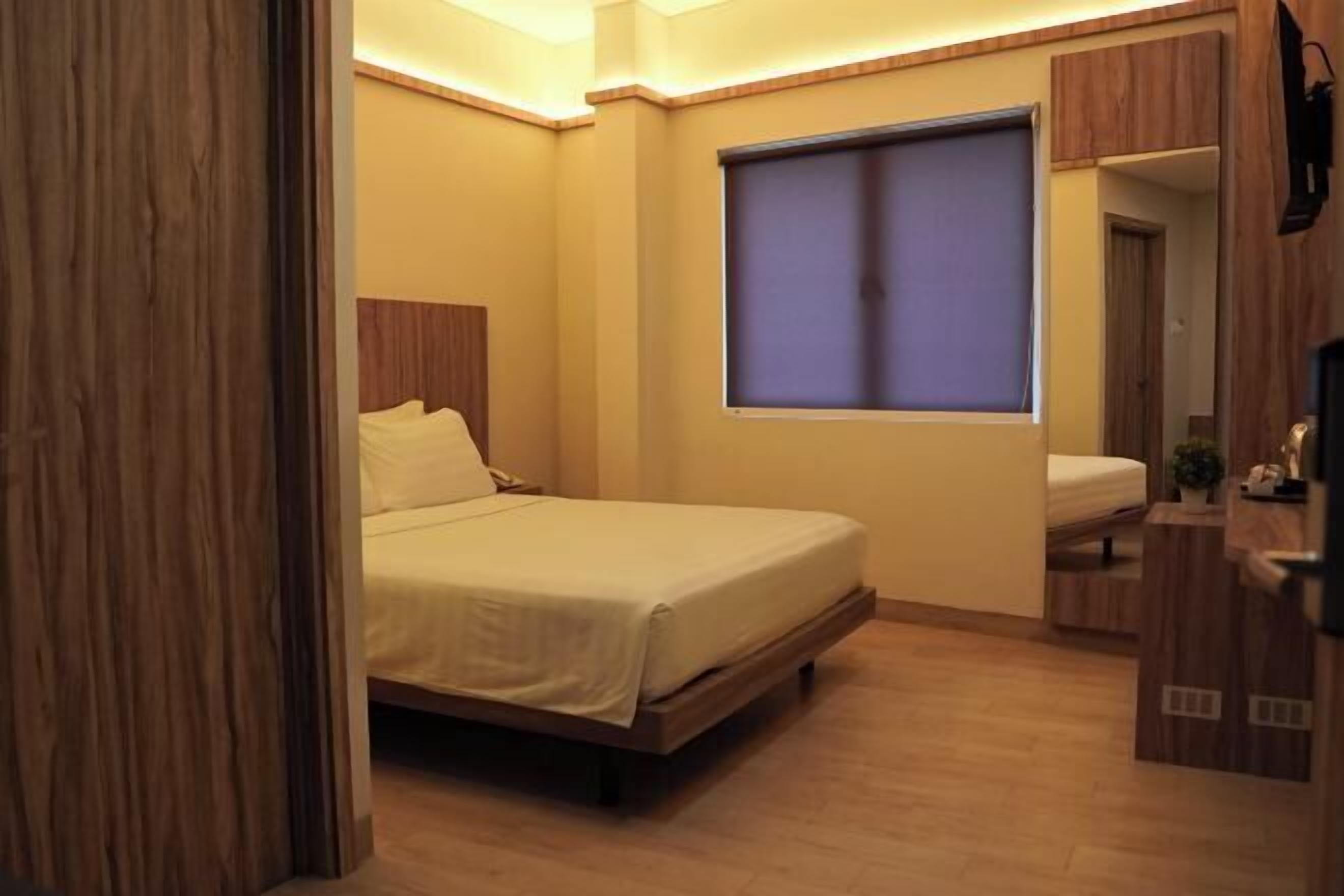 Escritorio, tabla de planchar con plancha, wifi gratis