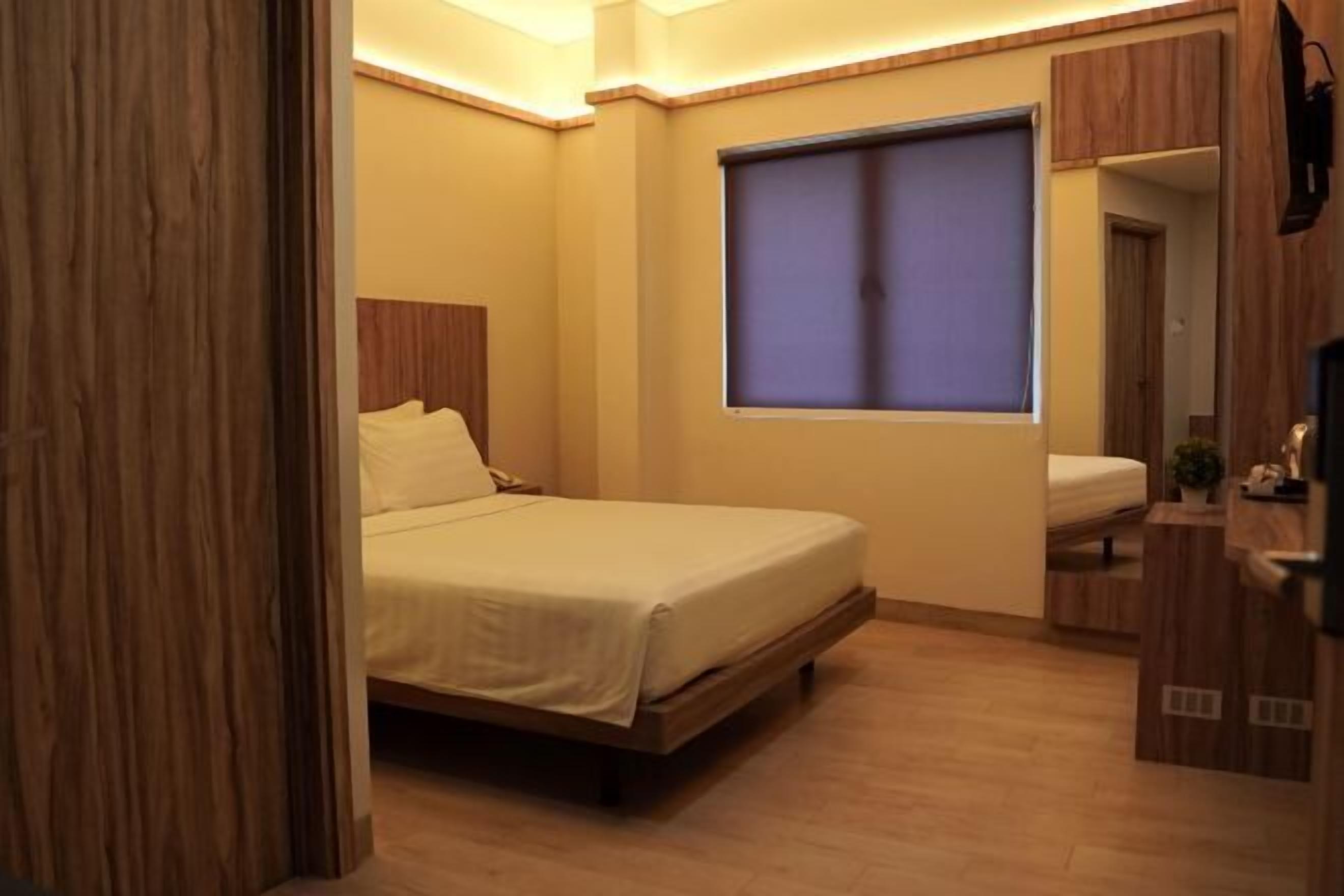 Escritorio, tabla de planchar con plancha, wifi gratis