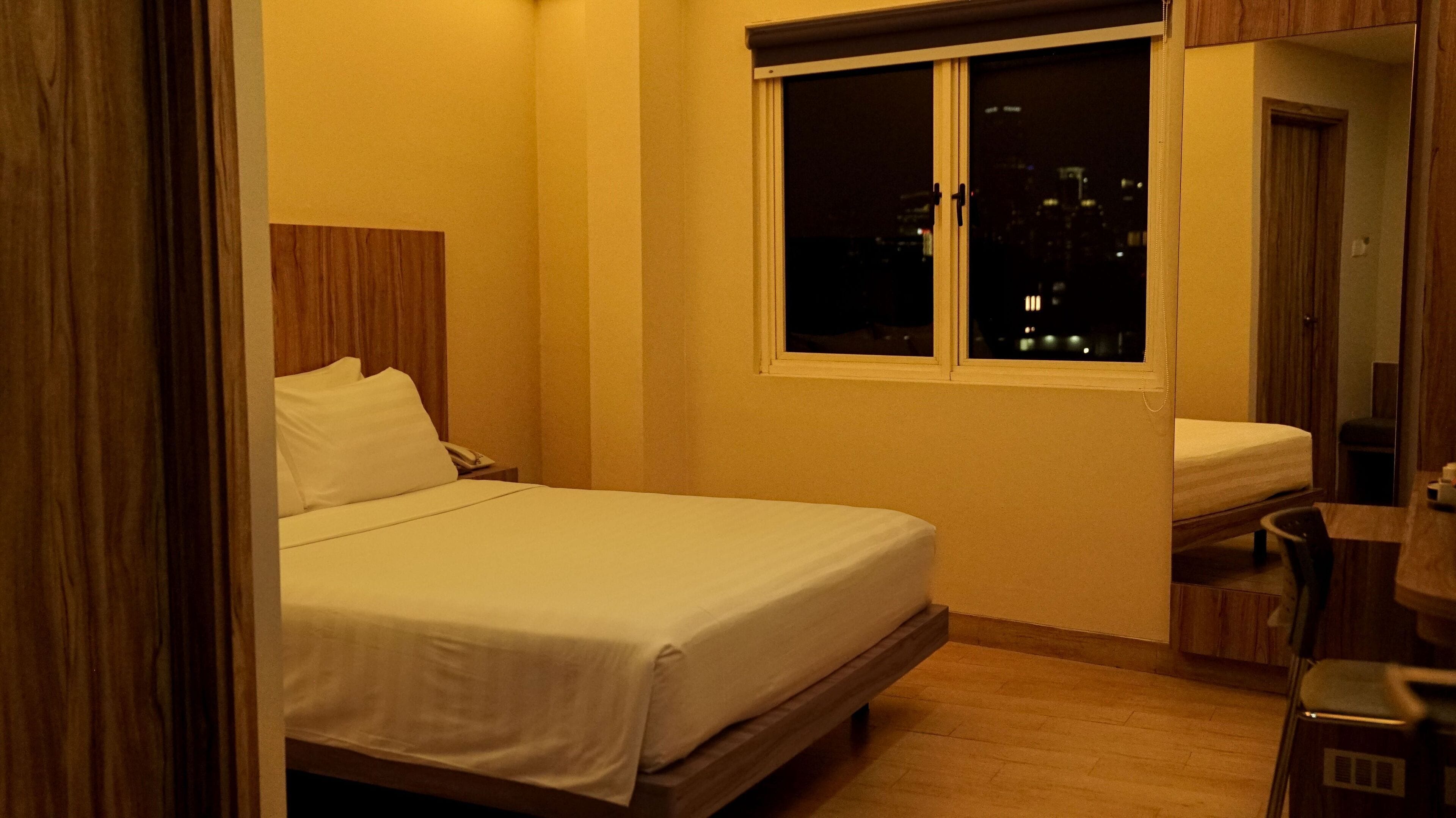 Escritorio, tabla de planchar con plancha, wifi gratis