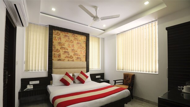 In-room safe, soundproofing, rollaway beds (surcharge), WiFi (free) - Optimum Baba Residency (New Delhi)