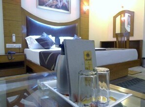 Egyptian cotton sheets, premium bedding, down comforters - Hotel Castle Blue Delhi Airport T3 (New Delhi)
